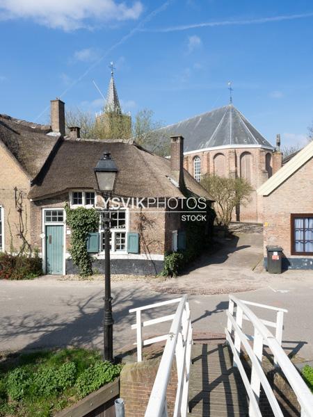 Woningen aan de Noordzijde met  de Bonifatiuskerk [01006030]