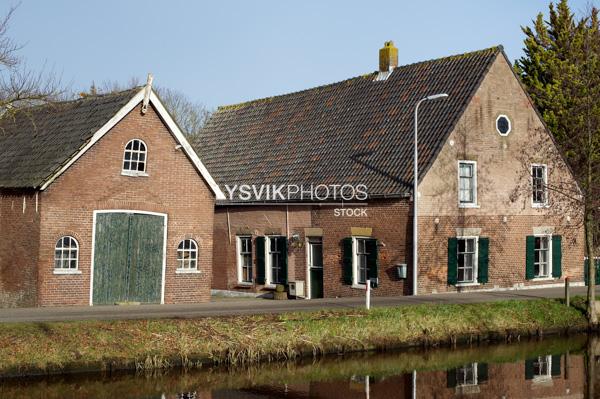 Oude woonboerderij met scheefgezakte schuur [00775163]