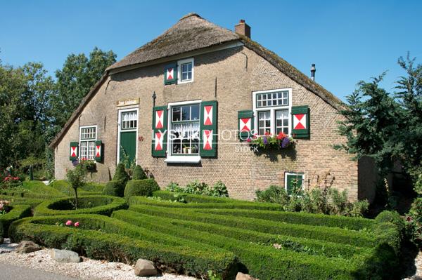 Woonboerderij met rieten dak en raamluiken [00808776]