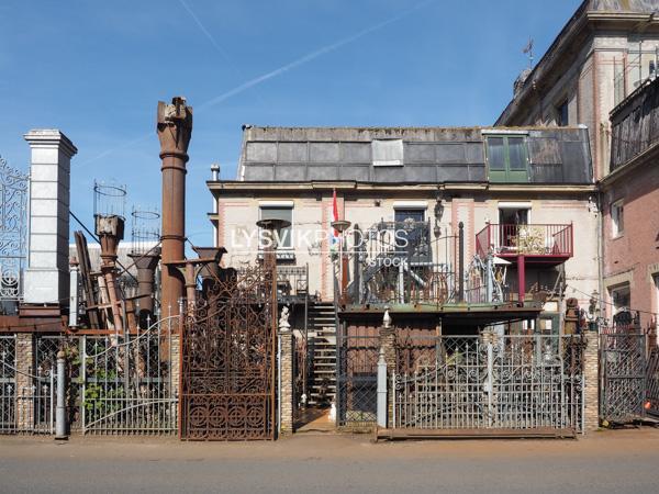 Oude metalen hekken bij Uitdragerij Boer in Giessenburg [00967027]