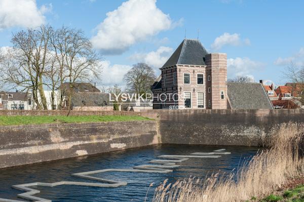 Tolhuis Gorinchem met kunstwerk in waterpartij