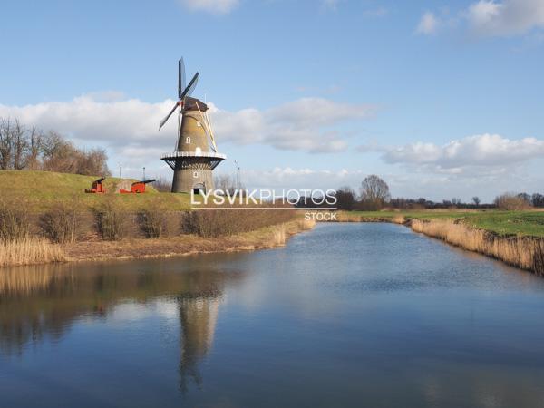 Stellingmolen De Hoop met afweergeschut in Gorinchem [00905205]