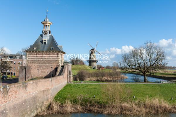 Vestingwallen Gorinchem met stadspoort en windmolen