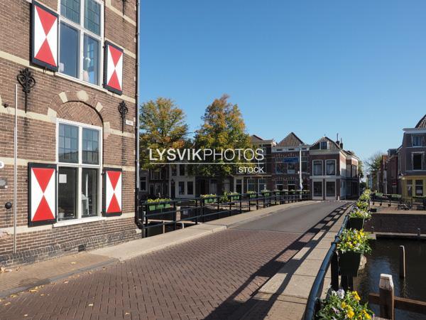 Brug en woning aan haven in Gorinchem [00947658]