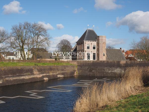 Tolhuis Gorinchem met kunstwerk in water [00905194]