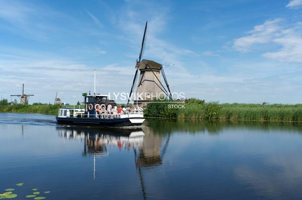 Toeristen op rondvaartboot welke langs een molens vaart [00809645]