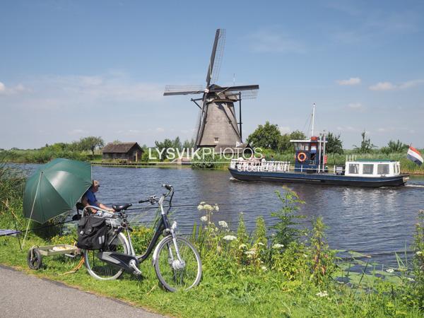 Visser en rondvaartboot bij Kinderdijk [00976579]