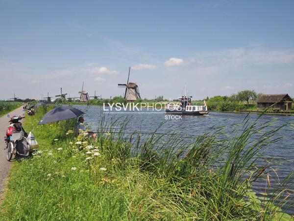 Vissers en rondvaartboot bij Kinderdijk [00976580]