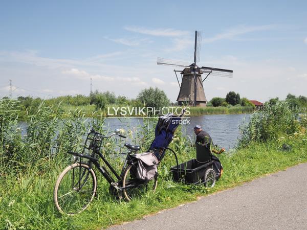 Visser met molen bij Kinderdijk [00976581]