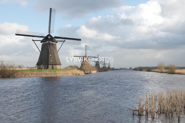 Molens aan water in polderlandschap kinderdijk [00803758]