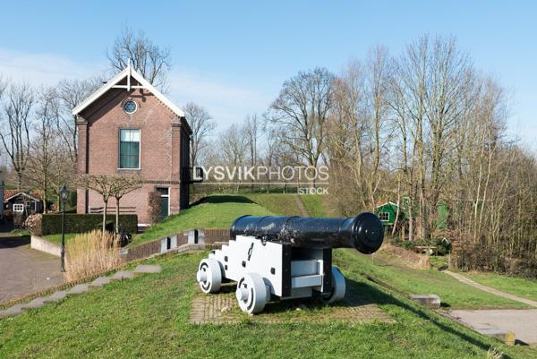 Kanon bij op stadswal Nieuwpoort [01001936]