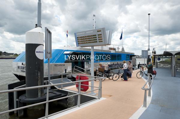 Passagiers gaan aan boord van waterbus [802444]