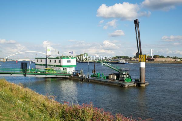 Schip meert aan bij bunkerstation [812426]