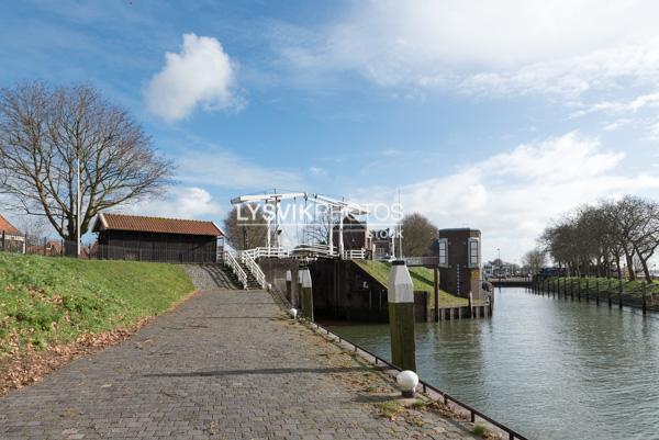 Kade met meerpalen en ophaalbrug in Schoonhoven [1000284]