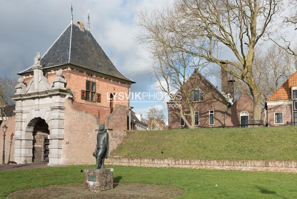 Stadspoort de Veerpoort met standbeeld van Olivier van Noort [1000295]