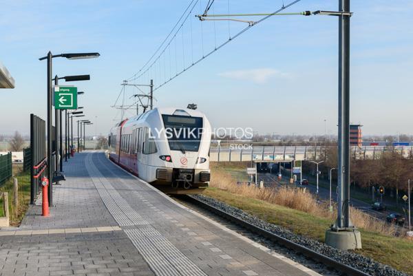 Arriva trein vertrekt van station Sliedrecht Baanhoek [00994173]