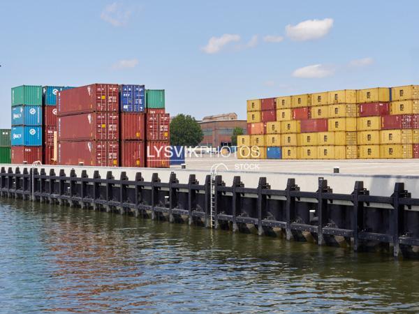 Container opslagterrein met kademuur [00929927]