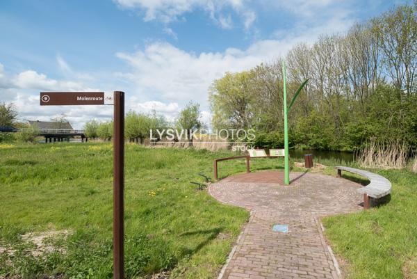 Informatiebord en wegwijzer met zitbanken bij brug over het riviertje de Alblas, Oud-Alblas, gemeente Molenwaard