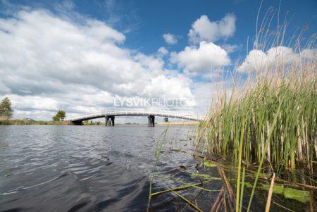 Houten brug over het riviertje de Groote of Achterwaterschap in de polders bij Streefkerk in de Molenwaard