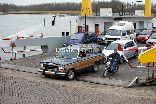 Verkeer rijdt veerpont af [782304]