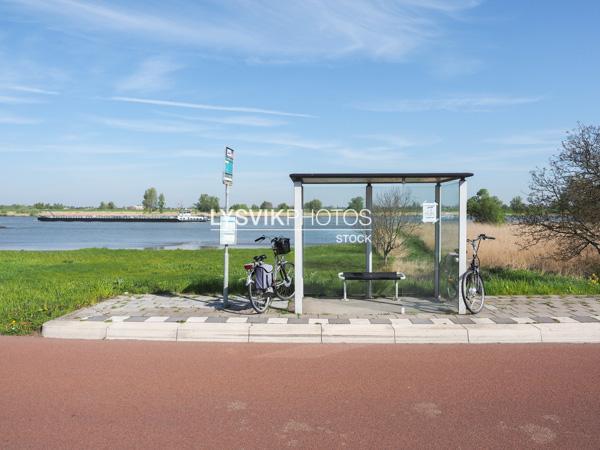 Bushalte met fietsen op Lekdijk [01107096]