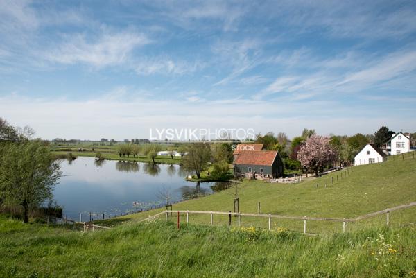 Dijkwoningen aan waterpartij bij Langerak [01101618]