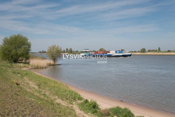 Binnenvaartschip op rivier de Lek [01106950]