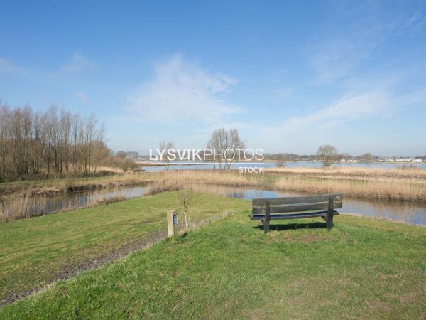 Zitbankje met uitzicht op rivier de Lek