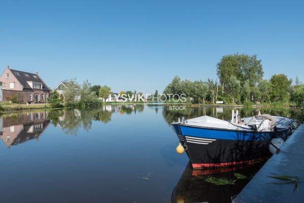 Afgemeerde sloep in Groot-Ammers [01103469]