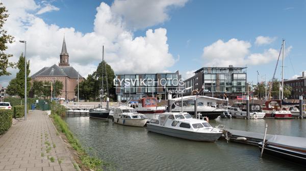 Jachthaven en grote kerk in Alblasserdam [VTF6164]