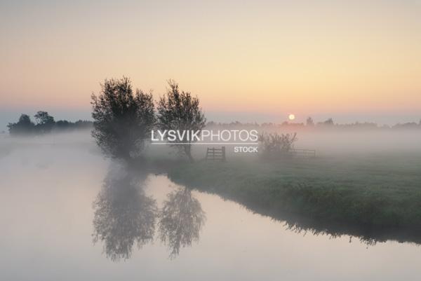 Zonsopkomst met mist in de Alblasserwaard [01110455]