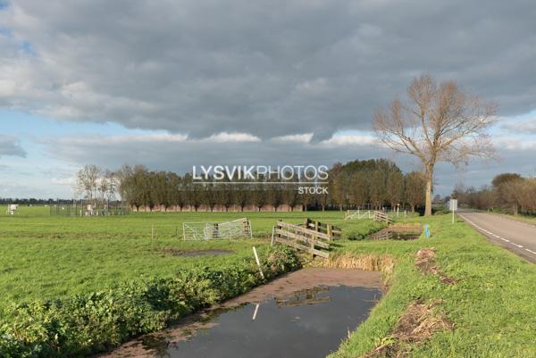 Donkere wolken boven landelijke weg [01112217]