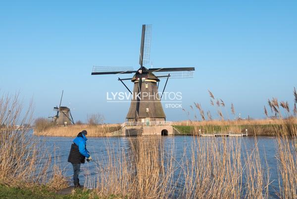 Sportvisser bij molens Kinderdijk [01116402]