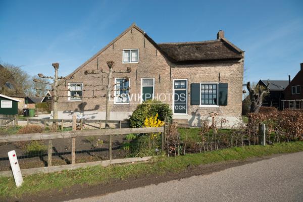 Boerderij met rieten zadeldak met puntgevel in Oud-Alblas