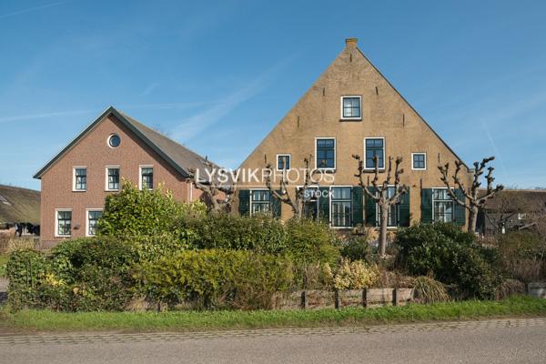 Grote boerderij aan het Oosteinde 20 in Oud-Alblas