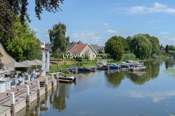 Terras met aangemeerde bootjes op het riviertje De Alblas [0030388]