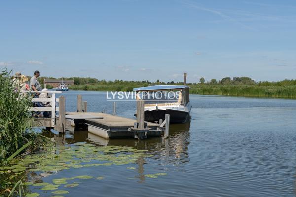 Rondvaartboot meert aan bij steiger in Kinderdijk [0030422]