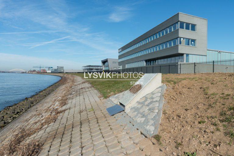 Wateruitlaat in riverdijk bij polder Nieuwland [0032738]