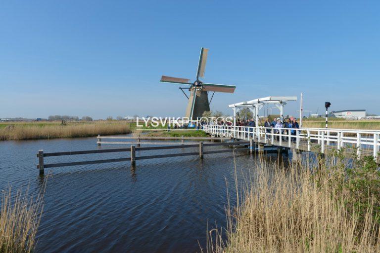 Toeristen op loopbrug naar Molen Kinderdijk [0032793]