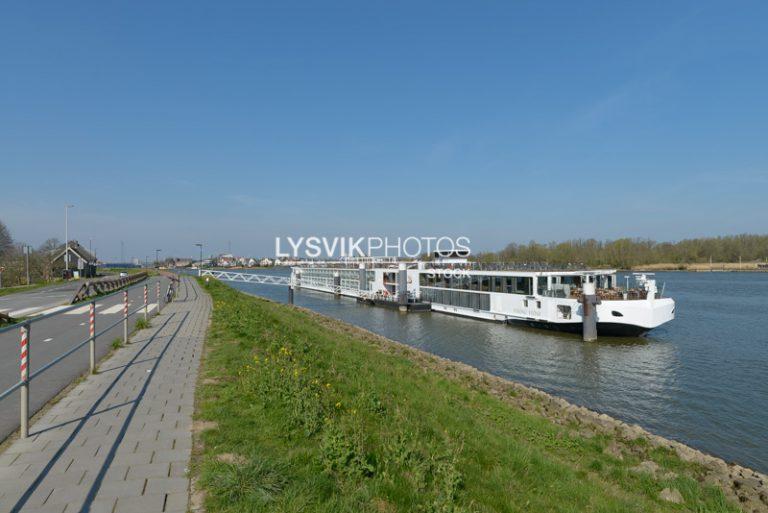 Groot cruiseschip afgemeerd aan steiger bij molens Kinderdijk [0032810]