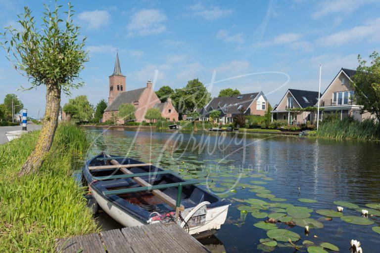 Afgemeerd bootje in het riviertje de Graafstroom D8101010