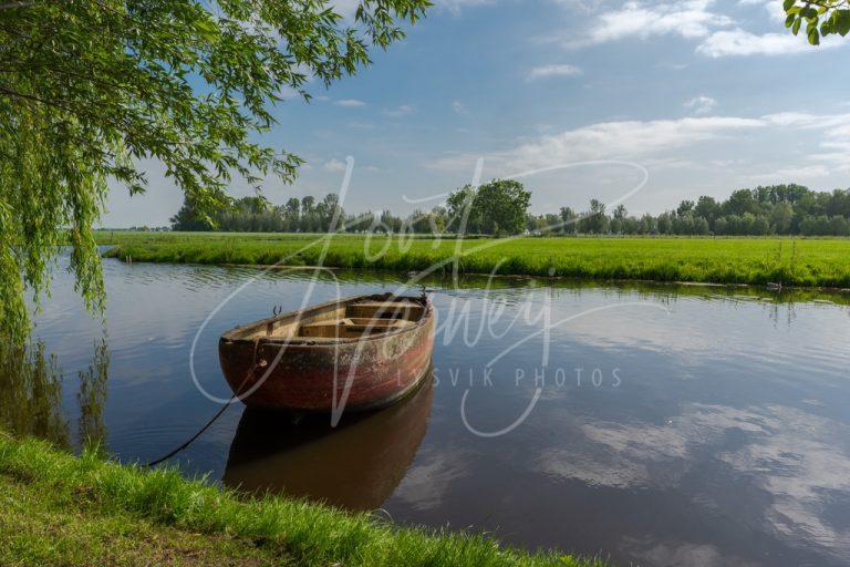 Bootje in polderlandschap D8101031