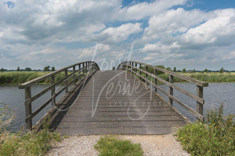 Houten brug over de Groote- of Achterwaterschap D8101437