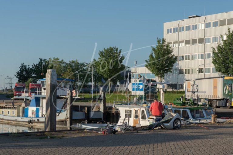 Sportvisser op kade Kooihaven D8101675