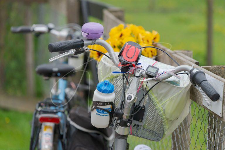 Geparkeerde fietsen tijdens fietstocht D8E0033378