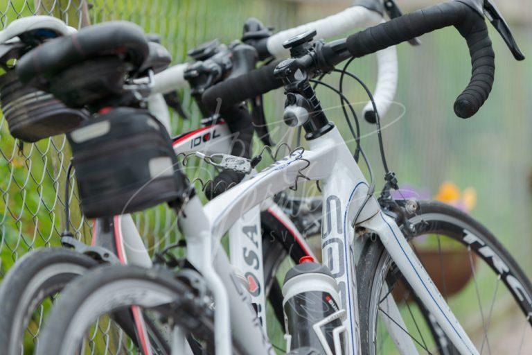 Geparkeerde fietsen tijdens toertocht D8E0033382