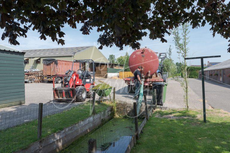 Watertank op boerenerf in buurtschap De Kooi D8101948