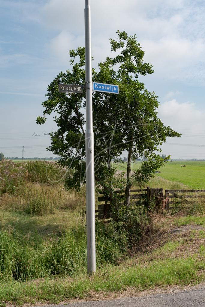 Straatnaambord Kooiwijk en Kortland D8102077