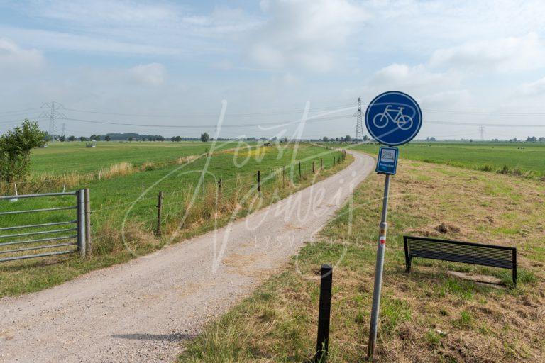 Fietspad in de polder Kortland D8102086