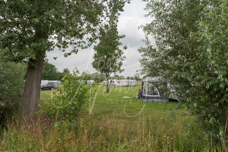 Doorkijkje naar camping in Minkeloos D8102004